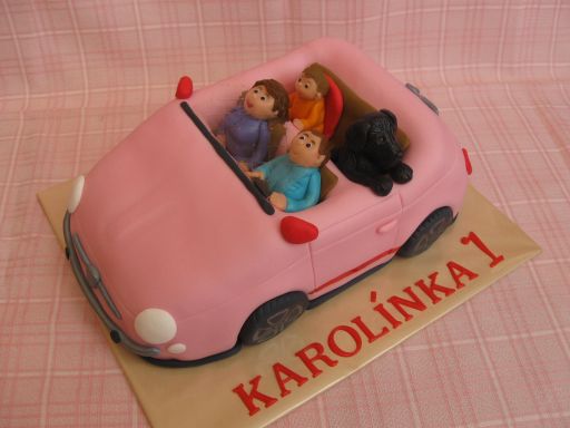 růžové auto šikmo